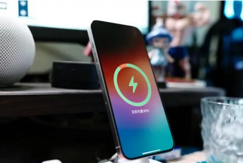 会东苹果15换屏服务分享用什么充电器给iPhone15充电更好 